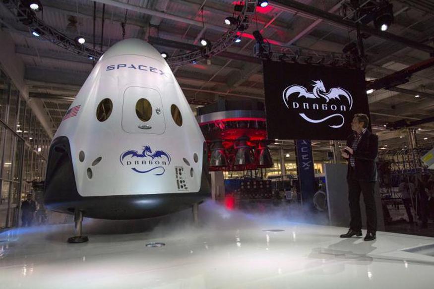 spacex - SpaceX to Send First Paying Tourists Around Moon in 2018