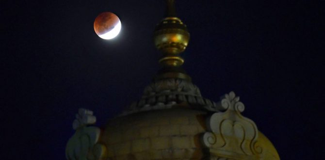 super blue blood moon in Bengaluru 670x330 - Bengaluru Rejoices Super Blue Blood Moon as Thousands Flock to Catch a Glimpse