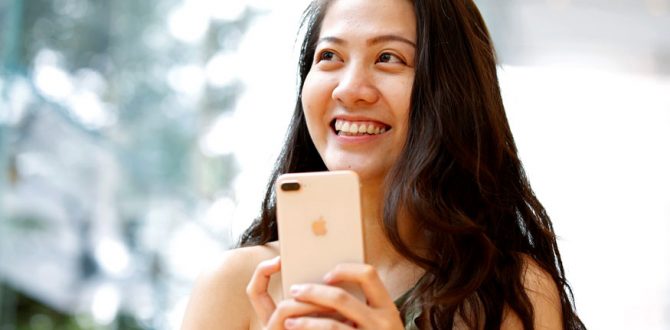 woman holds Apples new iPhone 8 Plus 670x330 - Apple to Respond to US Probes Into Slowdown of Old iPhones